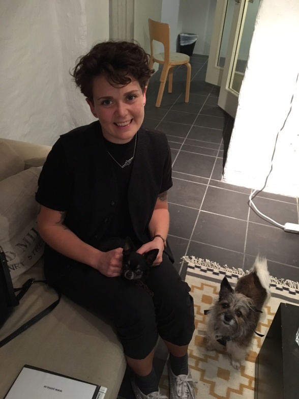 Lisa från djurrelationer på besök hos Yoma. Lisa från djurrelationer på besök hos Yoma.