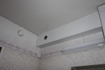 Lysrör i badrummet över spegeln med 220V uttag