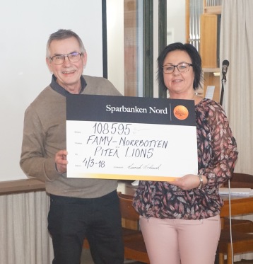 Lennart Nordmark (Piteå Lions) överlämnar 108 595 kr till föreningen/forskningen i samband med årsmötet 2018. TACK! Lennart Nordmark (Piteå Lions) överlämnar 108 595 kr till föreningen/forskningen i samband med årsmötet 2018. TACK!