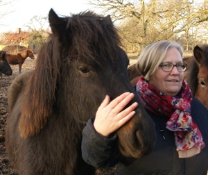 Christina med Miriam 2 år. Miriam är syster till Támyrja och Milla alla tre är u. Mynta från Bergshill. Foto Jenny Lindley. Christina med Miriam 2 år. Miriam är syster till Támyrja och Milla alla tre är u. Mynta från Bergshill. Foto Jenny Lindley.