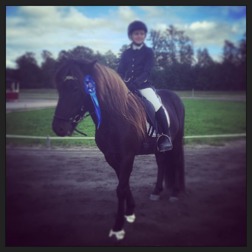 Alfari Mónas äldsta son vid sin tävlingsdebut tillsammans med Milly 9-år. Alfari Mónas äldsta son vid sin tävlingsdebut tillsammans med Milly 9-år.
