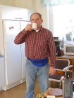 Lennart tar en kopp kaffe.