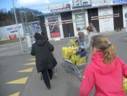 På väg till bussen.