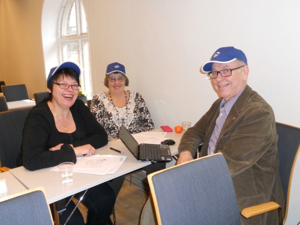 Lilly och Ann-Margret, från Ängelholmsföreningen, diskuterar förbundets framtid med Roland från Halmstad. Lilly och Ann-Margret, från Ängelholmsföreningen, diskuterar förbundets framtid med Roland från Halmstad.