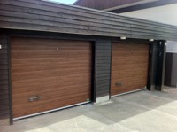 2 st nyinstallerade Gator Smalpanel valnöt, Tyresö i Stockholm. Handtagen i form av mässingsnycklar som syns på portarna är kundernas egna från de gamla portarna. 2 st nyinstallerade Gator Smalpanel valnöt, Tyresö i Stockholm. Handtagen i form av mässingsnycklar som syns på portarna är kundernas egna från de gamla portarna.