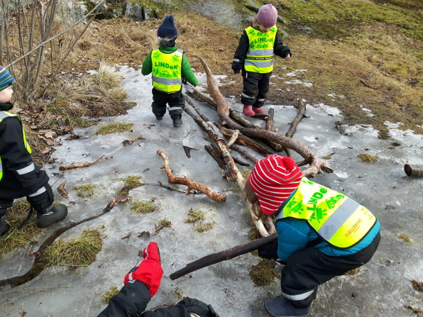Livet på föräldrakooperativet i Enskede - Barn leker med pinnar Livet på föräldrakooperativet i Enskede - Barn leker med pinnar