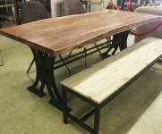 Furu sits. Acacia bord bakom.