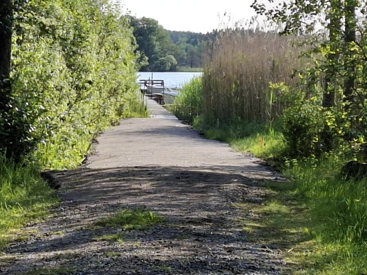 Vägen mot bryggan .