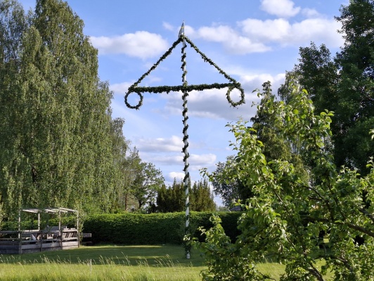 Midsommarstången (eller Majstången) lövades och restes på Midsommarafton.