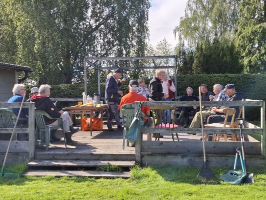 Det är trevligt att ha ett gemensamt fika på dansbanan, en viktig tradition i Warbro.