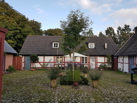 Gården är kringbyggd på klassiskt skånskt vis med en kullerstensgård som är lagd i ett rutmönster. Gården byggdes i mitten av 1800-talet. Gården är kringbyggd på klassiskt skånskt vis med en kullerstensgård som är lagd i ett rutmönster. Gården byggdes i mitten av 1800-talet.
