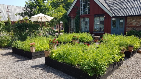 Gården är kringbyggd på klassiskt skånskt vis med en kullerstensgård som är lagd i ett rutmönster. Gården byggdes i mitten av 1800-talet. Gården är kringbyggd på klassiskt skånskt vis med en kullerstensgård som är lagd i ett rutmönster. Gården byggdes i mitten av 1800-talet.
