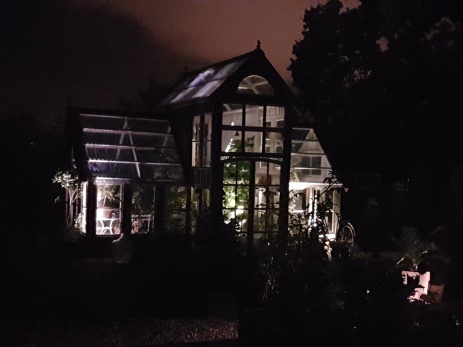 Välkomna på Månskensrundan den 6:e okt kl.17-21. Njut av spännande ljusinstallationer av olika slag i trädgården som garanterat kommer att inspirera dig! Välkomna på Månskensrundan den 6:e okt kl.17-21. Njut av spännande ljusinstallationer av olika slag i trädgården som garanterat kommer att inspirera dig!