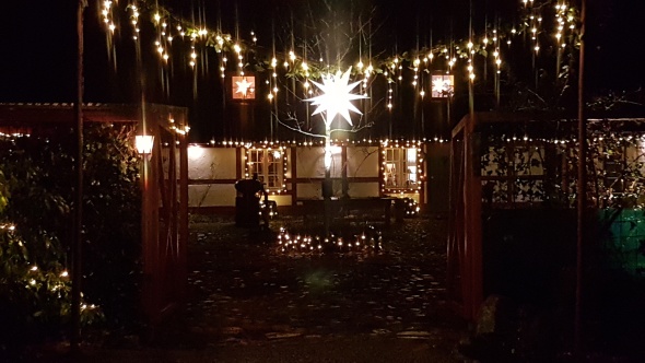 Entrén till innergården 2018 är en kedja mellan humlestörarna som är klädd i murgröna med en ledbelysning och en tysk 3-d stjärna. Entrén till innergården 2018 är en kedja mellan humlestörarna som är klädd i murgröna med en ledbelysning och en tysk 3-d stjärna.