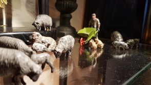 Vissa saker är ett måste att ta fram varje jul. Ett exempel är de här små underbara tennfigurerna, en bonde med en "rullebör" och alla hans djur. Vissa saker är ett måste att ta fram varje jul. Ett exempel är de här små underbara tennfigurerna, en bonde med en "rullebör" och alla hans djur.
