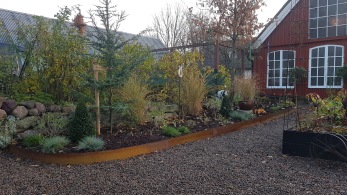 Ny plantering framför den nyrenoverade gaveln skapades i oktober 2018 Ny plantering framför den nyrenoverade gaveln skapades i oktober 2018
