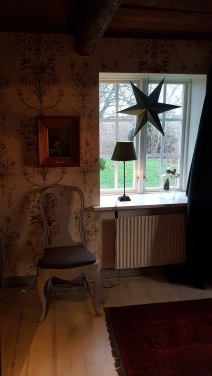Sovrummet har iår fått nya stjärnor av grönmålad faner. Sovrummet har iår fått nya stjärnor av grönmålad faner.