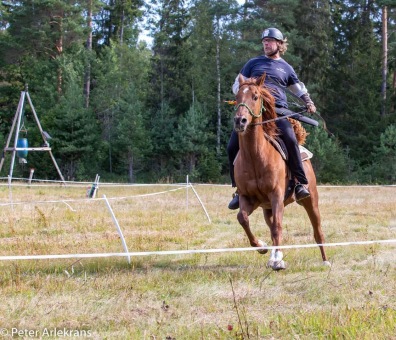 Beridet bågskytte som en lagidrott visar väldigt tydligt, att Teamet i sin helhet inte fungerar när någon i Teamet faller bort. Foto: Peter Arlekrans Beridet bågskytte som en lagidrott visar väldigt tydligt, att Teamet i sin helhet inte fungerar när någon i Teamet faller bort. Foto: Peter Arlekrans