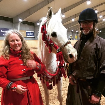 När Leksands Ridklubb firade 50 år, bjöds Team Jeenial ox in att visa Beridet bågskytte! Foto: Leksands Ridklubb När Leksands Ridklubb firade 50 år, bjöds Team Jeenial ox in att visa Beridet bågskytte! Foto: Leksands Ridklubb
