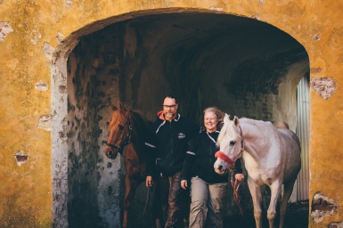 Vi är Sveriges Ambassadörer i World Bitless Association och jobbar för att öka kunskapen om bettlös ridning och körning i Sverige! Foto: Zandra Ahl Photography Vi är Sveriges Ambassadörer i World Bitless Association och jobbar för att öka kunskapen om bettlös ridning och körning i Sverige! Foto: Zandra Ahl Photography