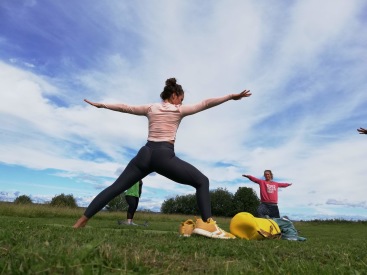 Yoga: andningen, fokuset, balansen och harmonin samt rörelser som ger långa och uthålliga muskler, precis vad vi behöver i det Beridna bågskyttet! Foto: cyroo.se Yoga: andningen, fokuset, balansen och harmonin samt rörelser som ger långa och uthålliga muskler, precis vad vi behöver i det Beridna bågskyttet! Foto: cyroo.se