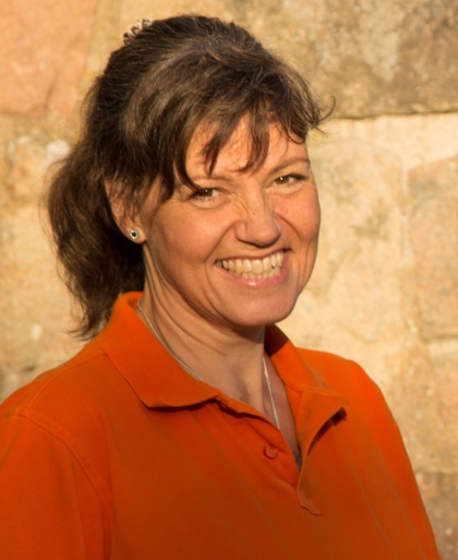 Camilla Andersson – mamma, dipl kroppsterapeut, symbolpedagog och sound healer.