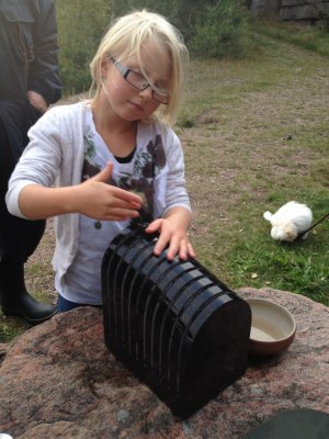 Moa, ett av mina yngsta "fans" provar klangstenen efter musikstunden i Grötvik den 9 september.