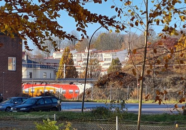 Vy från kanalbanken. Järnvägsstationen i förgrunden och Akacian i bakgrunden.