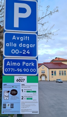 Östra skolans parkering är ett bra alternativ om det är fullt på Källgatan och Akasialiden.