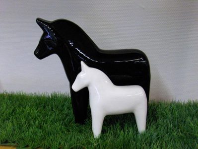 Stor och liten keramikhäst.