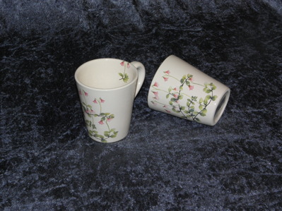 Kaffemugg med Linnéa, diam.  9 cm.  höjd 10 cm.  Pris: 175:-