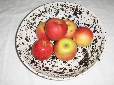 Fruktfat i glacyren  Ink spot. diam. ca. 30 cm. 500:-