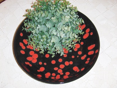 Fruktfat svart med röda prickar. 30 cm diam.  500:- SLUT