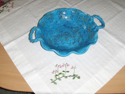 Fruktfat med handtag i blått, 30 cm. diam.  425:-