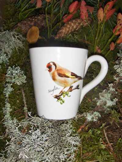 Bild-5   Fågelmugg med Stieglitz, höjd 10 cm.  Pris 139:-