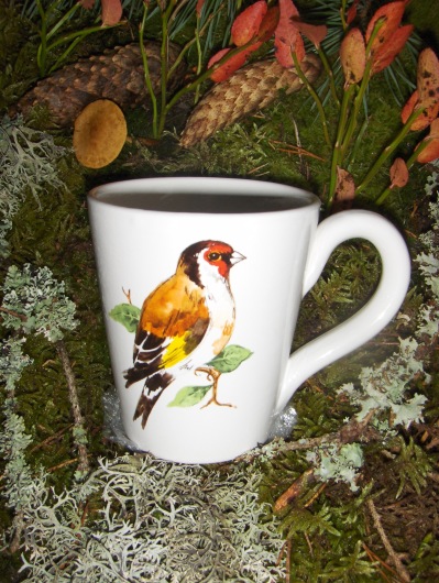 Bild-7   Fågelmugg med Stieglitz, höjd 10 cm.  Pris 139:-