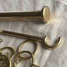 Måttbeställ gardinstänger i smide - mässingsstång 16mm med platta avslut - hos Alegni Design Interiors Stockholm Måttbeställ gardinstänger i smide - mässingsstång 16mm med platta avslut - hos Alegni Design Interiors Stockholm