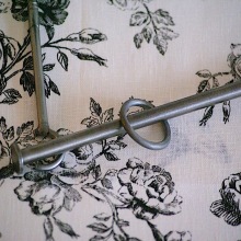 Måttbeställd gardinstång i putsat järn 12mm med platta avslut - hos Alegni Design Interiors Stockholm Måttbeställd gardinstång i putsat järn 12mm med platta avslut - hos Alegni Design Interiors Stockholm