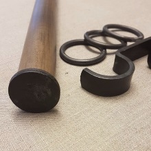 Måttbeställda gardinstänger i 34mm trä och smide - Design Tapetsör Oden - hos Alegni Interiors Stockholm Måttbeställda gardinstänger i 34mm trä och smide - Design Tapetsör Oden - hos Alegni Interiors Stockholm