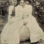 Yngsta dottern Kerstin 1883-1965  med systern Anna Stenhammar