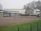 Skolan med sporthallen i bakgrunden