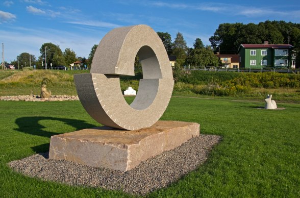 ÖGATS LJUS, ETT AV FLERA KONSTVERK PÅ GURKBÄNKEN. FOTO: MICAEL GOTH ÖGATS LJUS, ETT AV FLERA KONSTVERK PÅ GURKBÄNKEN. FOTO: MICAEL GOTH