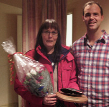 Årets Vessigebrobo 2014, Pia Stensson. Utmärkelsen delades ut av Daniel Sandberg, ordförande i Vessigebro Samhällsförening. Foto: Marianne Carlsson Årets Vessigebrobo 2014, Pia Stensson. Utmärkelsen delades ut av Daniel Sandberg, ordförande i Vessigebro Samhällsförening. Foto: Marianne Carlsson