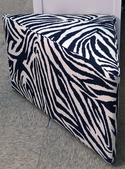 PUFF 3-kantig Här i Funky Zebra från DFV for kravet