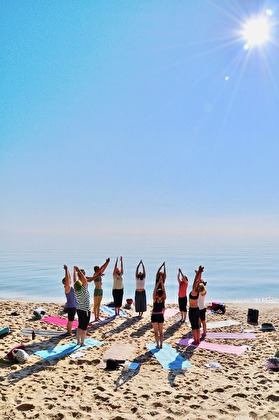 Morgonyoga på stranden brukar inte någon vilja missa! Volontärerna är ofta med på morgonen genom att förbereda frukosten före yogan. Morgonyoga på stranden brukar inte någon vilja missa! Volontärerna är ofta med på morgonen genom att förbereda frukosten före yogan.