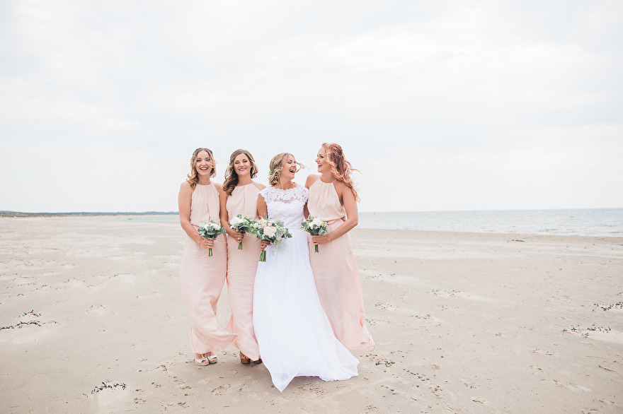 Bride and her bridesmaids on the beach. Photo Rebecca Wallin Bride and her bridesmaids on the beach. Photo Rebecca Wallin