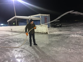 Ola Gyllenvåg, en av alla eldsjälar som gjort  isbanan åkbar ännu en säsong. Foto Erik Gyllenvåg