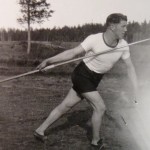 Lustigmor Oskar Nilsson, spjutkastare vid gamla idrottsplatsen i Rågsveden.