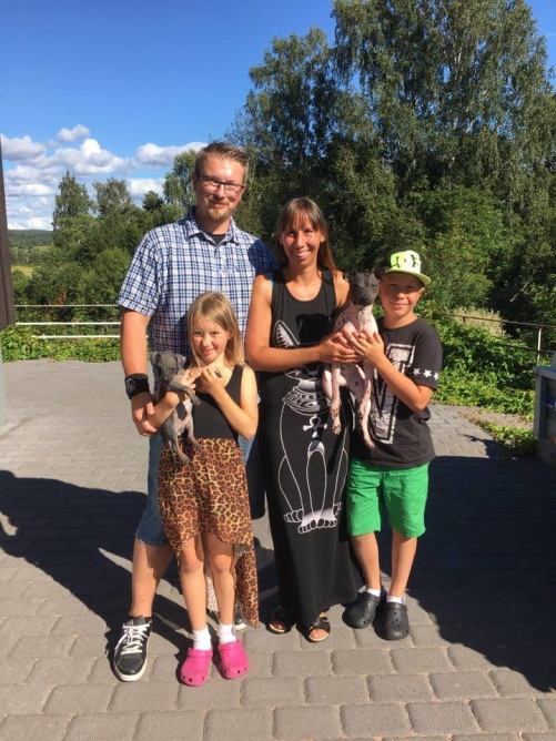 Familjen Andeblom med Cherrie och Tom. Familjen Andeblom med Cherrie och Tom.