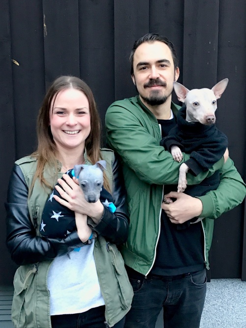 Matte Camilla med Frost, och husse Adam med storebror Rio från Nims förra kull. Matte Camilla med Frost, och husse Adam med storebror Rio från Nims förra kull.